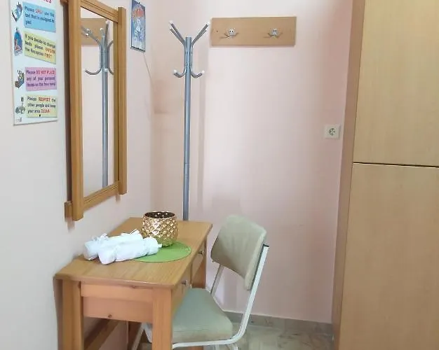 Youth Anna Hostel Perísza