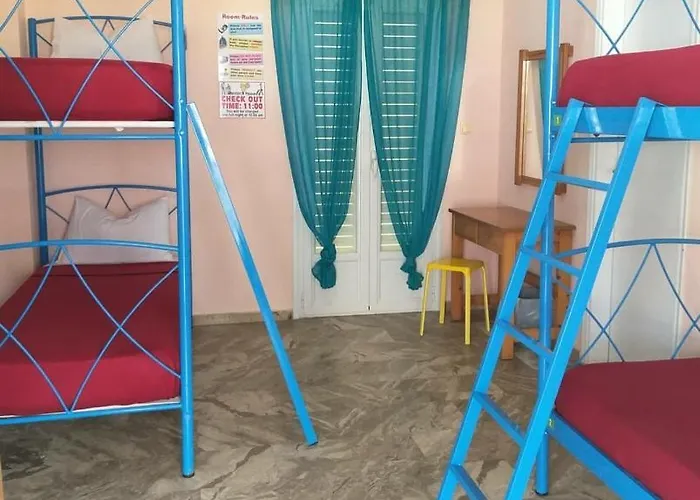 Youth Anna Hostel Περίσσα