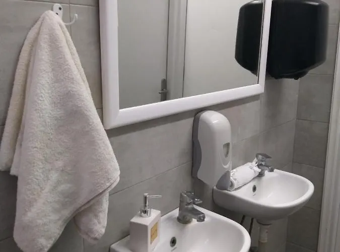 Youth Anna Hostel Περίσσα